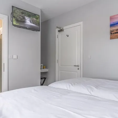 Burrows Lodge, 5 Tramore